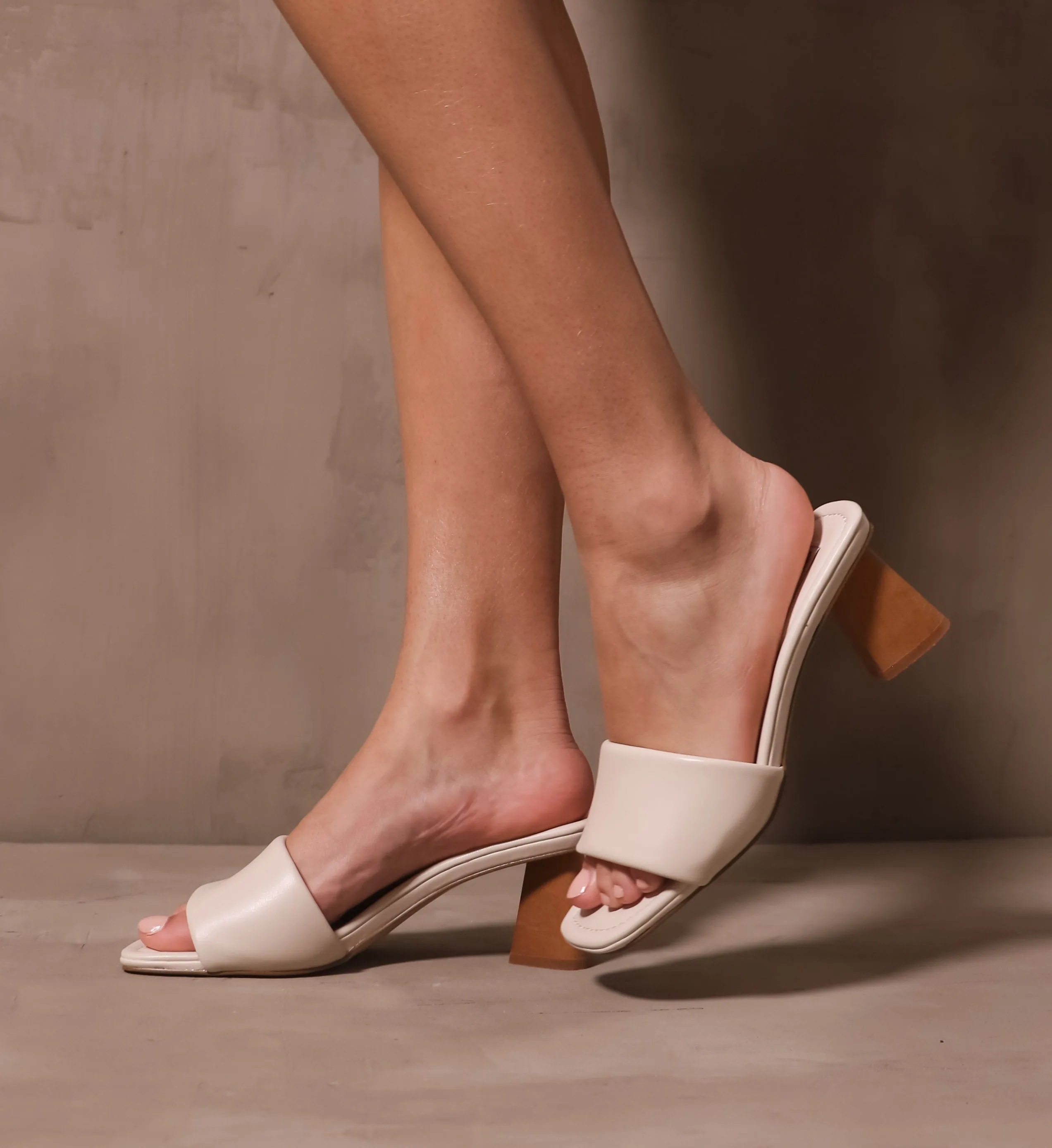 MODERN KINDA GAL HEELS